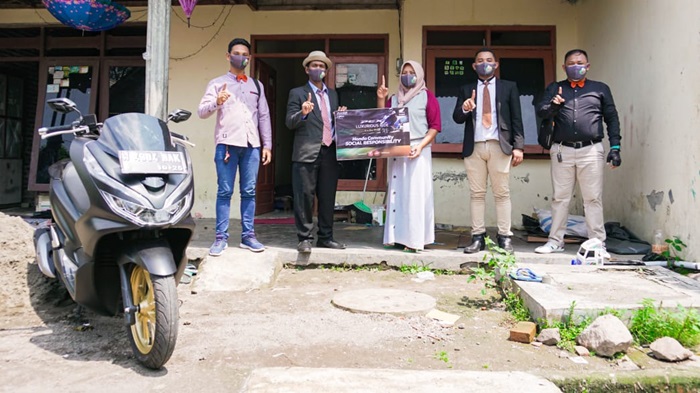 Kegiatan pemberian CSR dengan salah satu UMKM.