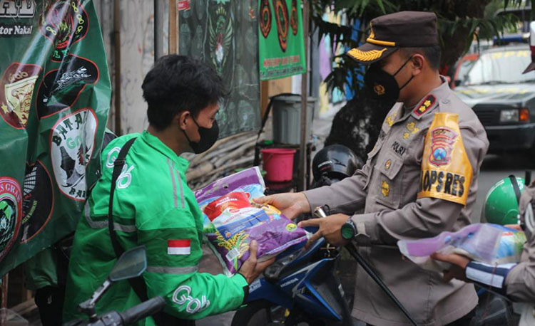 Polres Blitar Kota membagikan 1 ton bantuan beras, Kamis (22/7/2021) sore. (foto: ist)