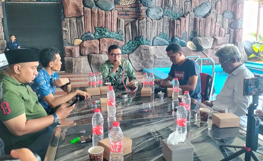 Achmad Baidowi saat bertemu dengan sejumlah jurnalis di Kabupaten Pamekasan mebahas RUU Penyiaran.