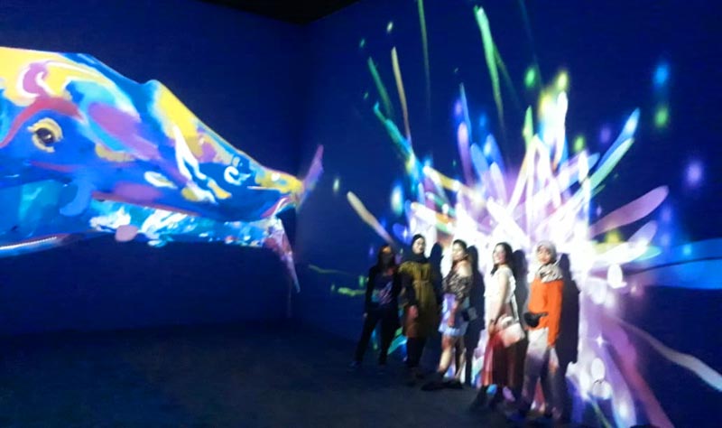 Suasana Under the Sea, salah satu ruangan yang ada di Milenial Glow Garden Jatim Park 3.