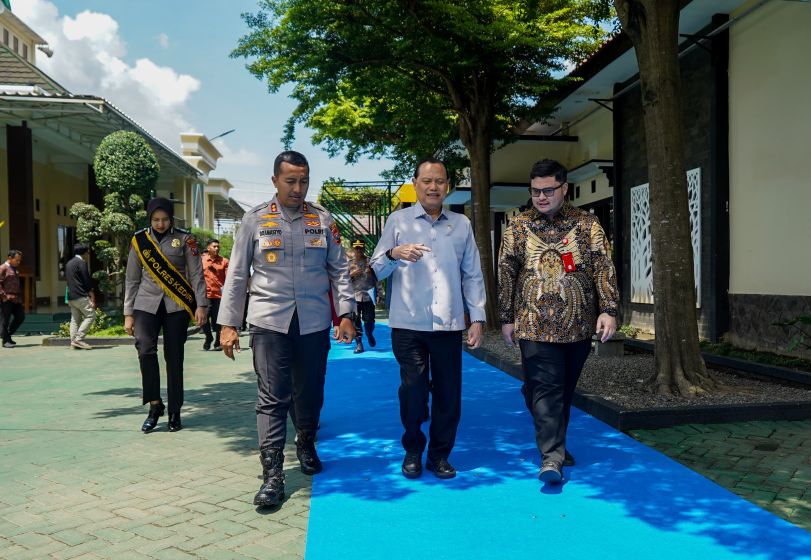  Bupati Kediri Hanindhito Himawan Pramana (kanan) dan Kapolres Kediri AKBP Bramastyo Priaji saat berjalan bersama Wakil Ketua MKD DPR RI, H. Adang Daradjatun.  (Ist)
