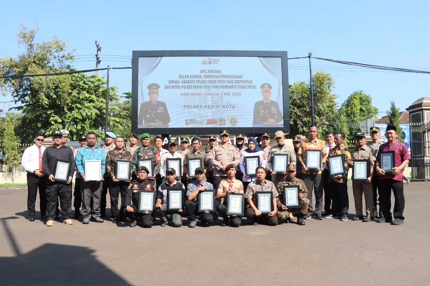 Kapolres Kediri Kota AKBP Bramastyo Priaji, bersama penerima pengharapan di halaman Mapolres Kediri Kota. (Ist). 
