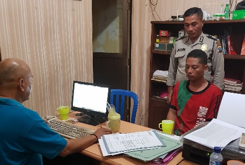 Kompol Suko Wahyudi, Kapolsek Kedungkandang Kota Malang saat press rilis di Mapolsek, Kamis (15/03).