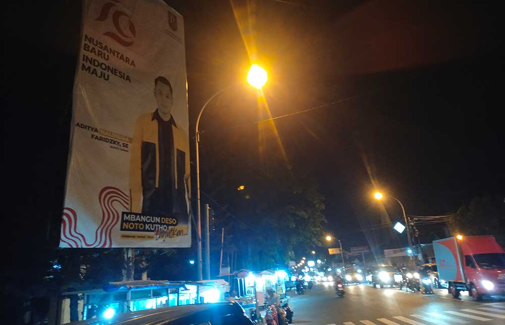 Baliho besar milik bupati petahana yang kini sedang cuti, tapi masih banyak ditemukan di lapangan.