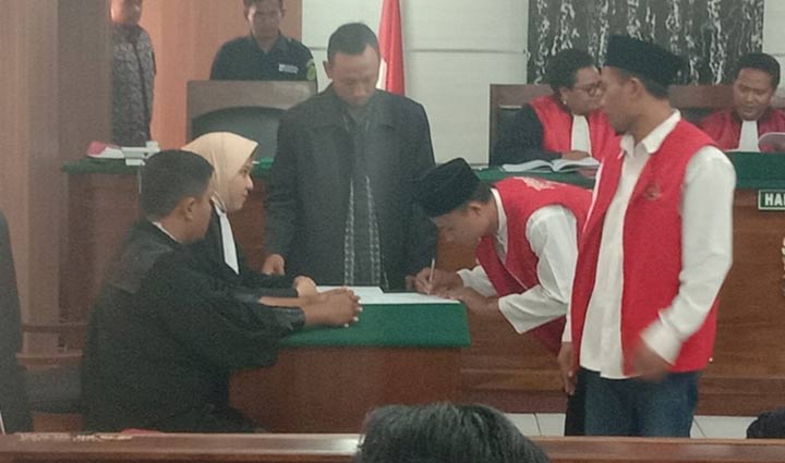 Dua terdakwa kasus perjudian kartu domino di Kabupaten Tuban akhirnya divonis masing-masing enam bulan penjara.