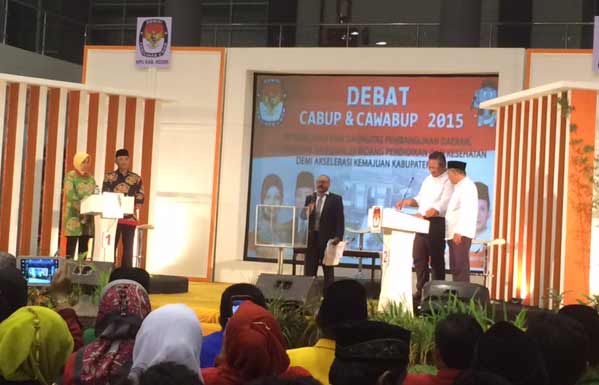 Kedua pasangan calon bupati saat mengikuti debat publik jilid II di convention hal SLG Kbupaten kediri, Rabu (18/11) malam. foto: arif kurniawan/BANGSAONLINE