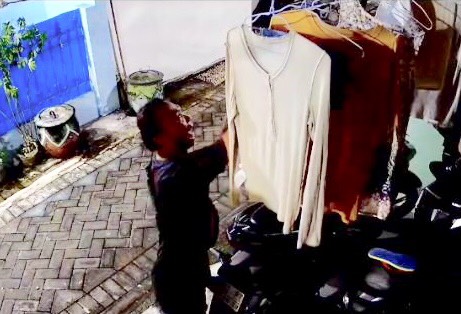 Tangkapan layar CCTV saat pelaku mencuri pakaian dalam milik korban di Jl. Bronggalan Sawah