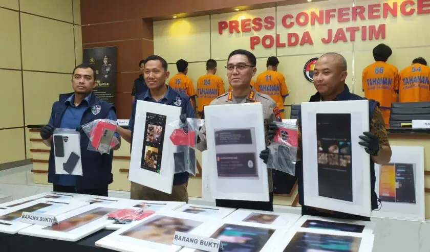 Konferensi Pers Ditressiber Polda Jatim terkait kasus jual-beli konten pornografi anak dengan menghadirkan tersangka (baju tahanan nomor 54)