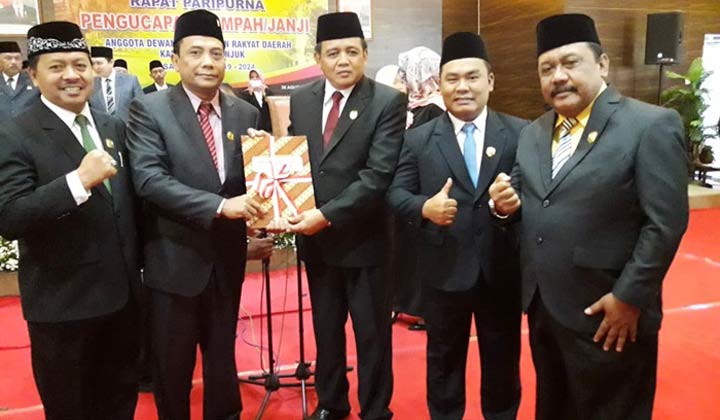 Penyerahan Palu Sidang dari Ketua DPRD Puji Santoso ke Ketua Sementara DPRD Tatit Heru Tjhajono (dua dari kiri). foto: BAMBANG/ BANGSAONLINE