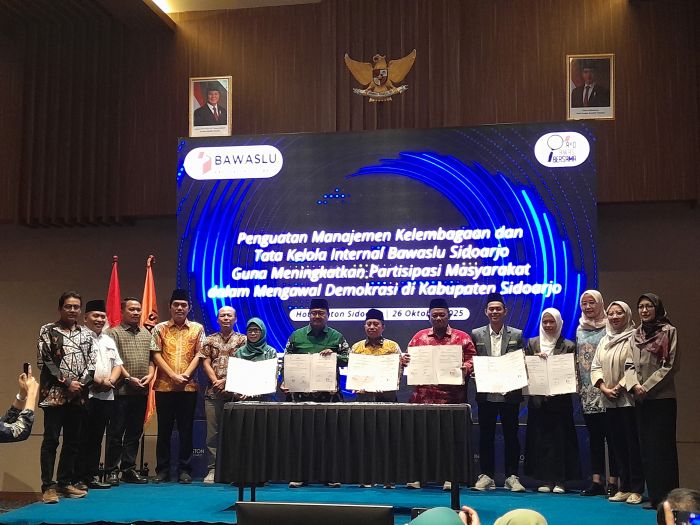 Bawaslu Sidoarjo meneken MoU program Literasi Demokrasi dengan sejumlah lembaga, Minggu (26/10/2025). foto: Mustain/BANGSAONLINE