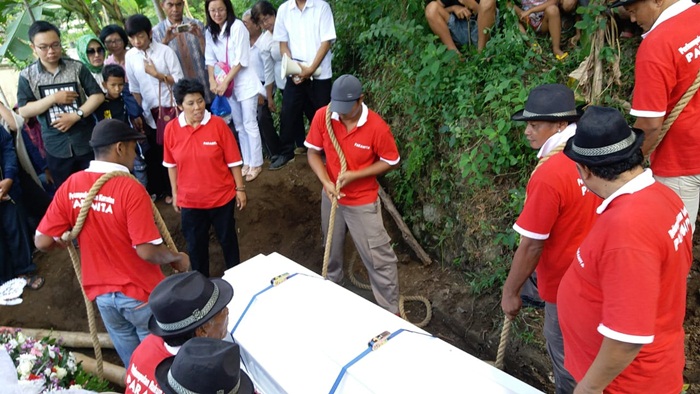 Siswi SMP di Blitar yang Bunuh Diri Dimakamkan