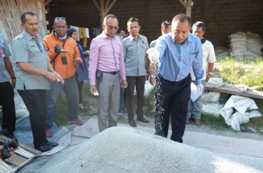 Direktur Tipiter Bareskrim Mabes Polri Brigjend Yazid Fanani menunjukkan bahan baku campuran pupuk illegal, kemarin. Foto: agus hp/BANGSAONLINE