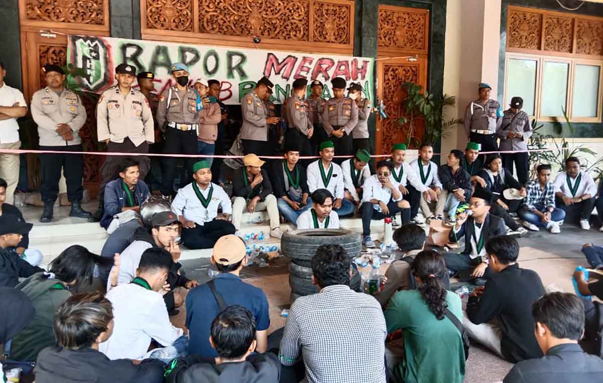 Ratusan massa aksi yang tergabung dalam Himpunan Mahasiswa Islam di Bangkalan saat demo di kantor pemerintah daerah setempat.