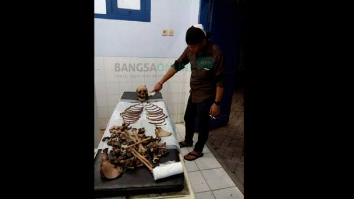 Mayat korban ditemukan sudah tengkorak di tengah hutan. foto: eki nurhadi/ BANGSAONLINE
