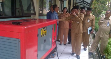 Wabup Moch Qosim, didampingi Kadispendik, Mahin saat melihat genset tenaga listrik UN CBT di SMKN I Cerme. foto: syuhud/BANGSAONLINE.