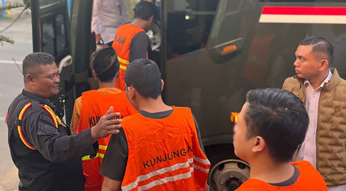 Para narapidana saat akan menaiki kendaraan untuk dibawa ke Lapas Pemuda Madiun. Foto: Ist