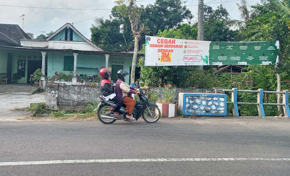 Spanduk imbauan pencegahan dipasang untuk mengedukasi warga terhadap bahaya DBD.