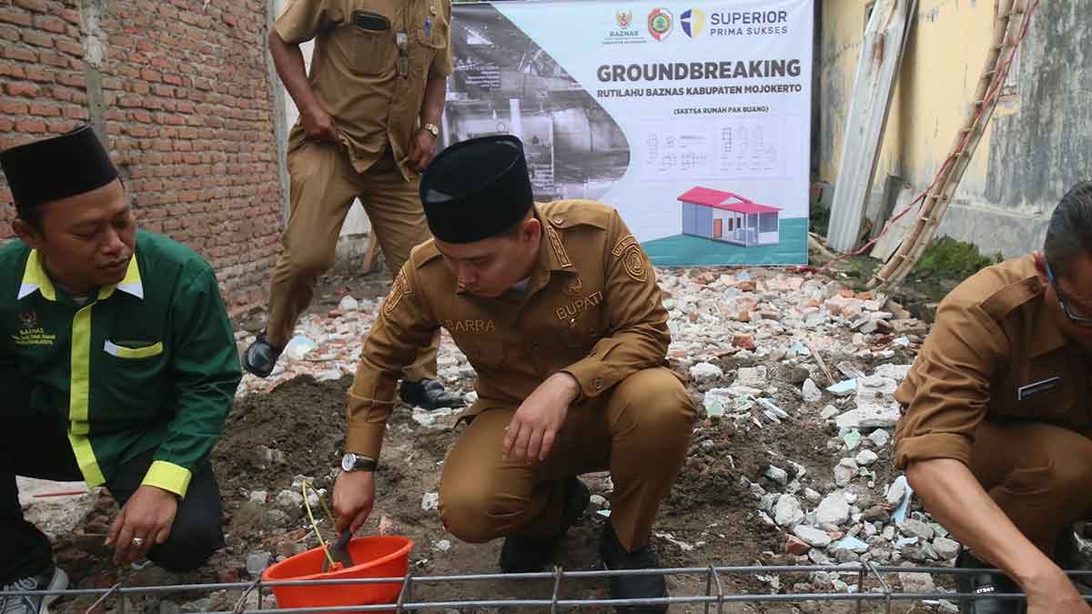 Peletakkan batu pertama yang dilakukan Bupati Mojokerto, Muhammad Al Barra atau yang akrab disapa Gus Barra.