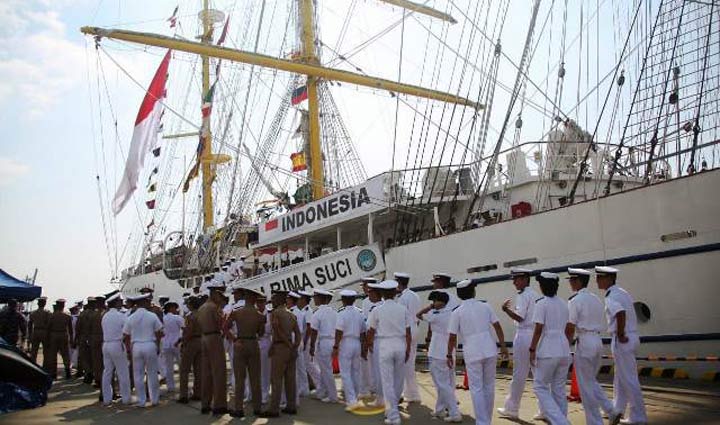 Sebanyak 26 anggota taruna angkatan laut Jepang sangat antusias saat berkunjung ke KRI Bimasuci.