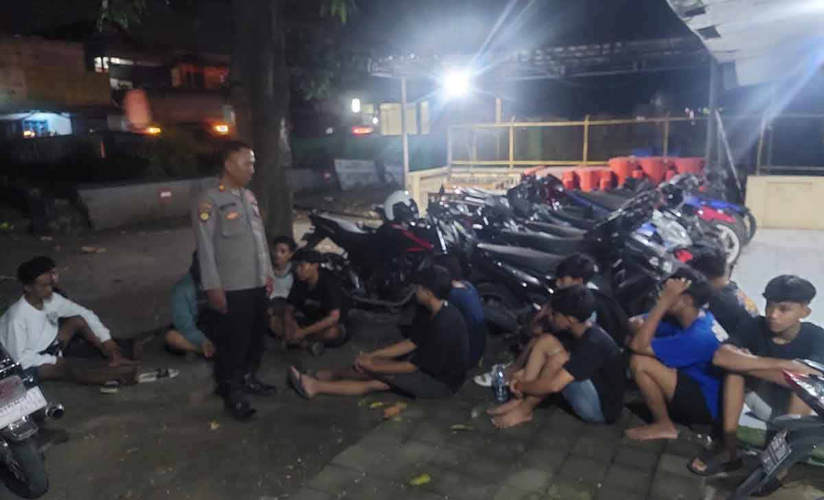 Polisi saat razia balap liar di Mojoagung, Jombang.