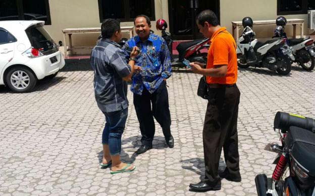Camat Kartoharjo Tjatoer Wahyudianto usai menjalani pemeriksaan KPK di Gedung Bhara Mahkota milik Polres Madiun Kota.