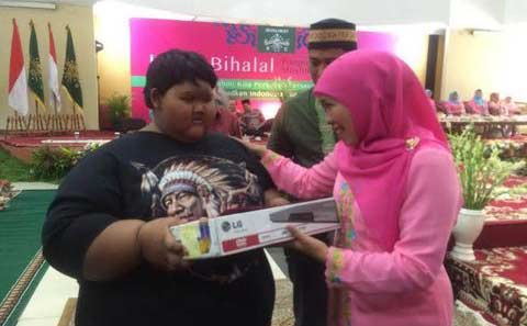 Menteri Sosial Khofifah Indar Parawansa ketika menyemangati anak obesias Arya Permana.