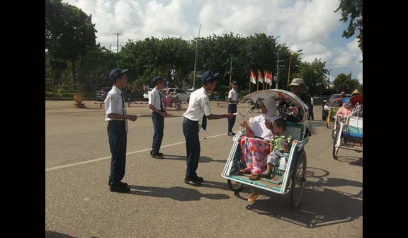 Siswa saat memberikan stiker anti narkoba pada penumpang becak.