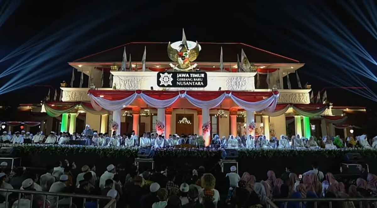 Gubernur Khofifah dan Gus Iqdam Pimpin Jatim Bersholawat di Peringatan Hari Santri 2025