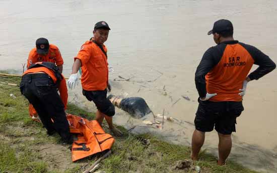 Petugas BPBD saat hendak mengevakuasi korban. foto: EKY NURHADI/ BANGSAONLINE