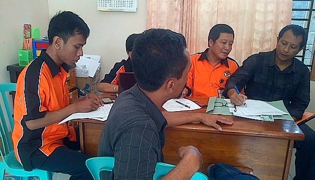 TERIMA LAPORAN – Panwaslu Kabupaten Kediri saat menerima laporan dari warga atas dugaan adanya money politik dalam Pilpres 2014, Rabu (9/7/2014). Foto : arif kurniawan/BangsaOnline
