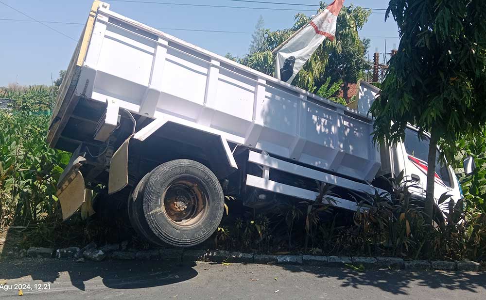Kondisi dump truk usai menabrak seorang bocah SD berusia 13 tahun. 