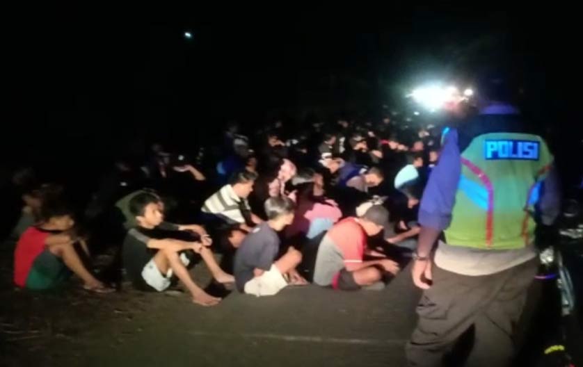 Puluhan pemuda yang terjaring saat razia balap liar di sekitar Bendungan Jegu, Desa Jabung, Kecamatan Talun, Kabupaten Blitar.
