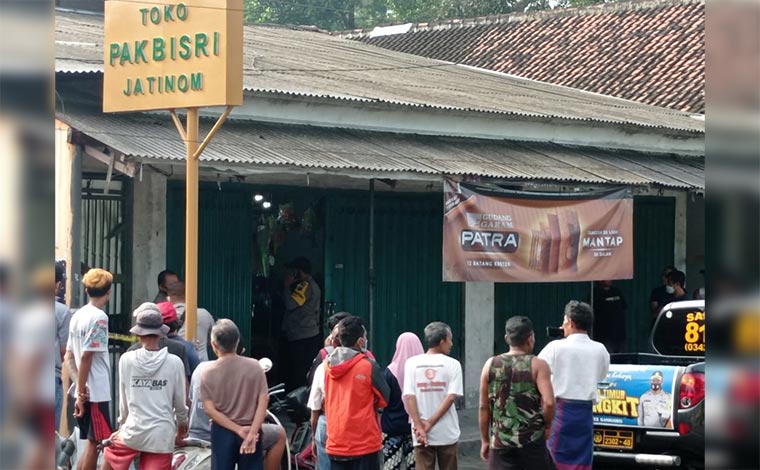 Sejumlah warga berkerumun di toko milik korban yang sebelumnya ditemukan tak bernyawa bersimbah darah.