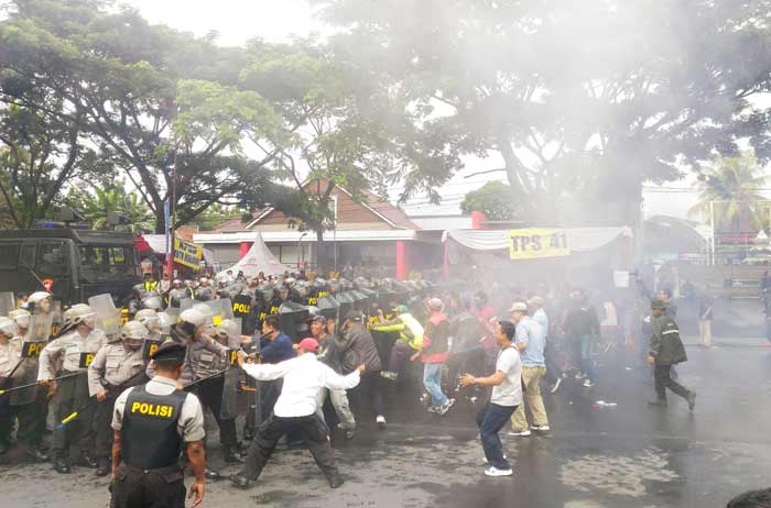 Aksi dorong mendorong antara pengunjuk rasa dan pihak aparat keamanan saat sispam. foto: IWAN/ BANGSAONLINE