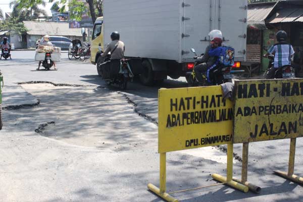 Baru Selesai Diaspal sudah Mengelupas Lagi, Pemeliharaan Jalan di Sidoarjo Dipertanyakan