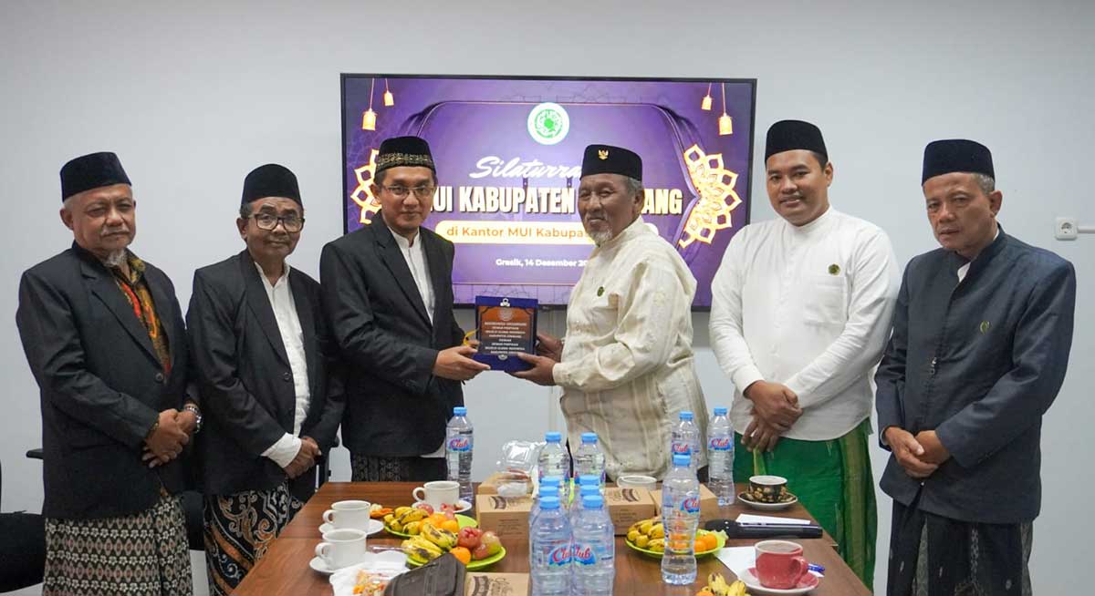 Ketua Umum MUI Gresik bersama pengurus  saat menerima kunjungan Ketua MUI Jombang serta rombongan. Foto: Ist