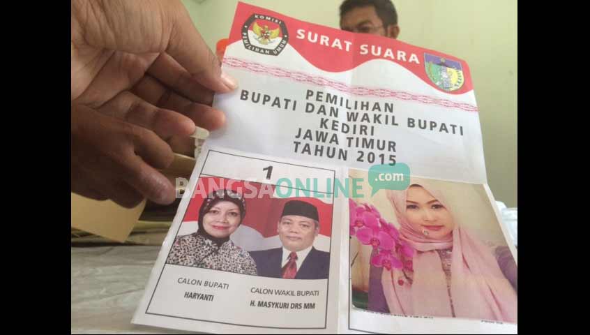 Salah satu surat suara yang tidak sah di TPS 4 Desa Sukorejo Kecamatan Ngasem karena ditempeli gambar seorang wanita. foto: arif kurniawan/ BANGSAONLINE