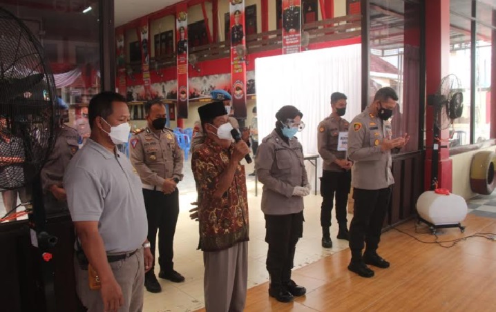 Doa bersama dan hening cipta sebagai ikhtiar lahir batin untuk mengakhiri pandemi Covid-19 di lokasi vaksinasi massal yang digelar Polres Blitar. 
