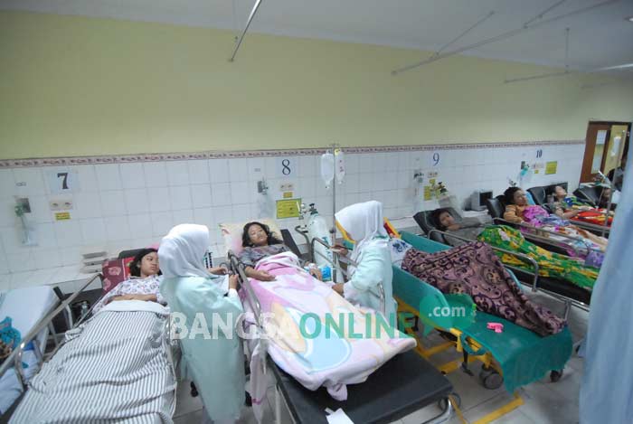 Para santri korban keracunan fogging saat menjalani perawatan di RSUD Jombang, Minggu (20/11). foto: RONY S/ BANGSAONLINE