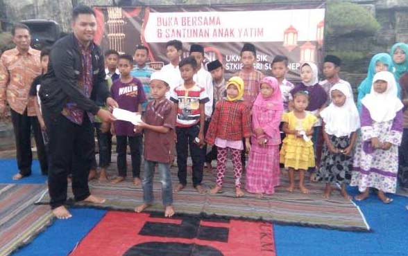 Mahasiswa STKIP PGRI Sumenep menyantuni anak yatim. foto: RAHMATULLAH/ BANGSAONLINE
