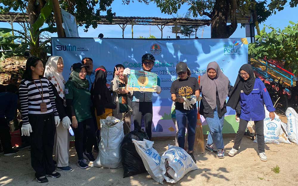 Relawan, masyarakat, dan karyawan PLN Nusantara Power UP PLTU Tanjung Awar-Awar saat bersih-bersih Pantai Sumur Pawon Kecamatan Jenu dalam rangka memperingati Hari Lingkungan Hidup Sedunia 2024.
