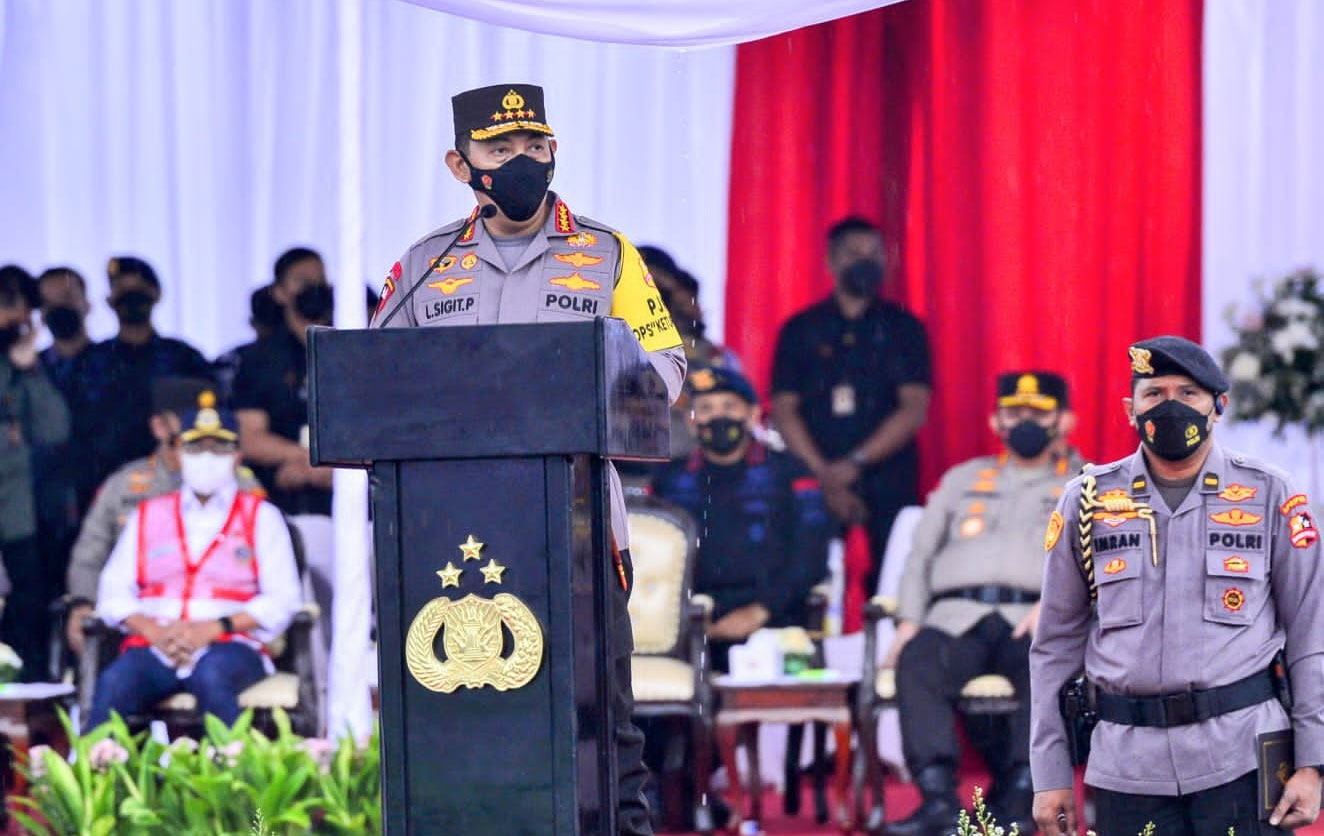 Kapolri Jendral Listyo Sigit Prabowo, memimpin apel gelar pasukan operasi ketupat Tahun 2022 di Lapangan Monas, Jakarta Pusat, Jumat (22/4).