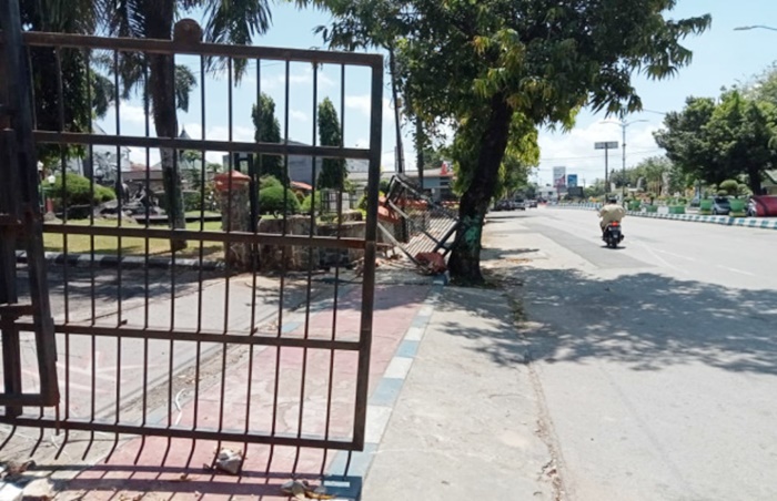 Pagar Kantor DPRD Sumenep yang dijebol para demonstran belum juga diperbaiki.