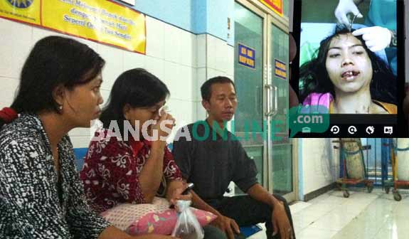 SADIS: Keluarga dari Asri Sekar Arum sedang menunggui operasi di RS Siti Khodijah, Sepanjang. Inset: kondisi Asri Sekar Arum yang menjalani operasi, kemarin. foto: catur andy/ BANGSAONLINE