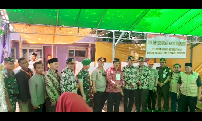 Ketua KPU Bangkalan, Bupati dan Wakil Bupati, Sekda, Kapolres, Dandim, Danlanal, Ketua Bawaslu dan Camat Socah di TPS 05 Desa Kelwyan, Kecamatan Socah, Bangkalan.