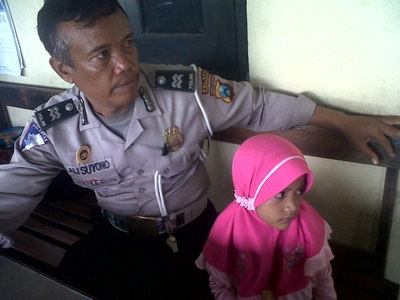 ?Aiptu Ali Suyono petugas lantas. Polsek Candi, beserta Nelina (anak yang dikabarkan hilang). (Foto : agus hp/BANGSAONLINE