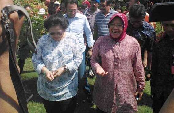 Wali Kota Surabaya Tri Rismaharini bersama Ketua Umum DPP PDI Perjuangan Megawati Soekarnoputri dalam perjalanan menuju Taman Harmoni di Surabaya beberapa hari lalu. foto: viva