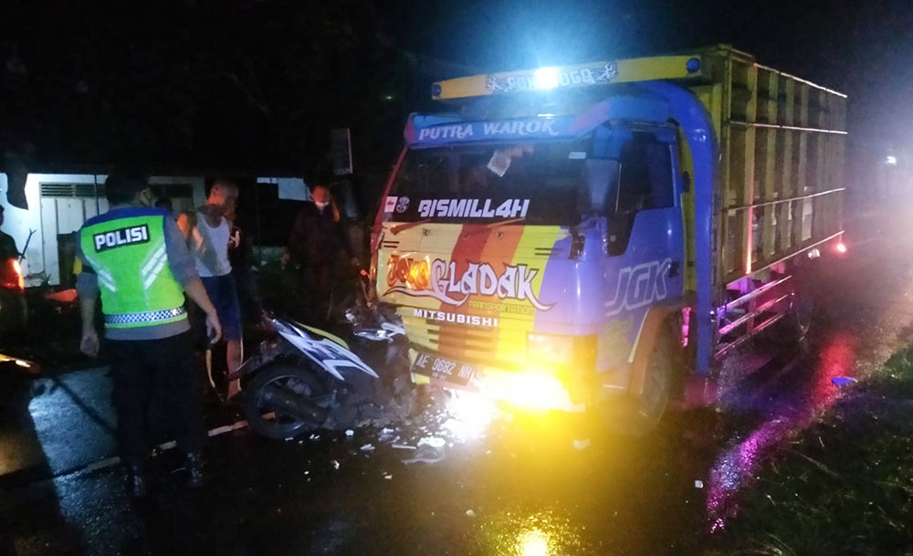 Petugas saat melakukan olah TKP. foto: ist.