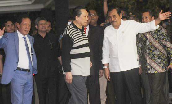 Jaksa Agung HM Prasetyo kala ikut penjemputan buron BLBI Samadikun, di Bandara Halim Perdanakusuma, Jakarta beberapa saat lalu. foto: merdeka.com