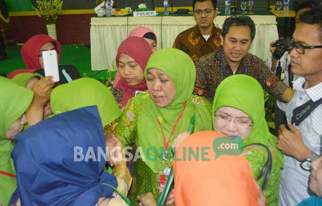 Peserta kongres berebut menyalami Khofifah usai pemilihan ketua umum.